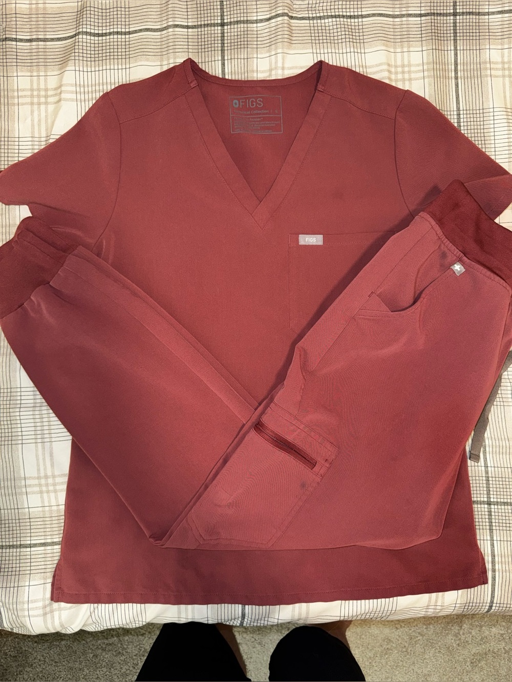 FIGS momen V-Neck Sweater Top in Burgundy